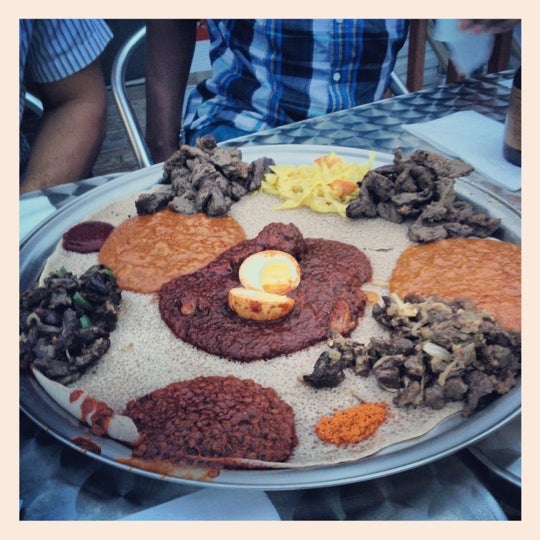 Foto diambil di Etete Ethiopian Cuisine oleh Aaron B. pada 4/14/2012