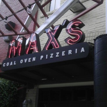 รูปภาพถ่ายที่ Max&#39;s Coal Oven Pizzeria โดย ActorMikeBiddle.com เมื่อ 8/22/2012