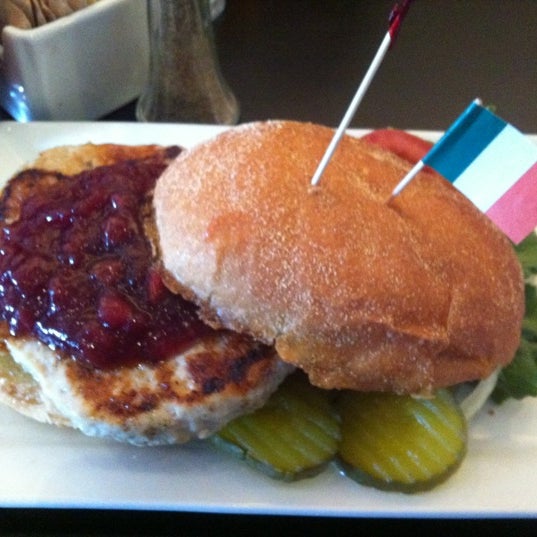 3/17/2012 tarihinde Ashley T.ziyaretçi tarafından Five Star Burger'de çekilen fotoğraf