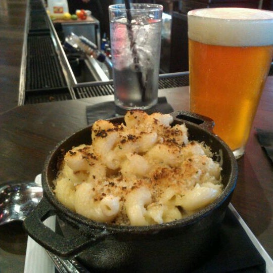 Awesome late night happy on weekends..$3.00 well drinks. Best Mac n Cheese in Gaslamp too