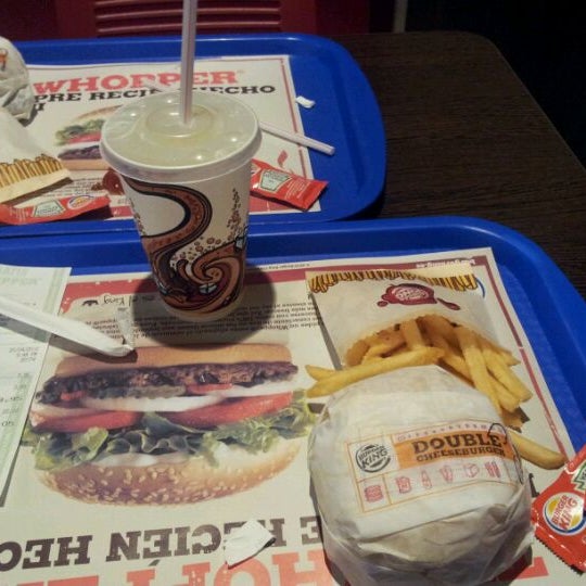 รูปภาพถ่ายที่ Burger King โดย Víctor B. เมื่อ 4/20/2012