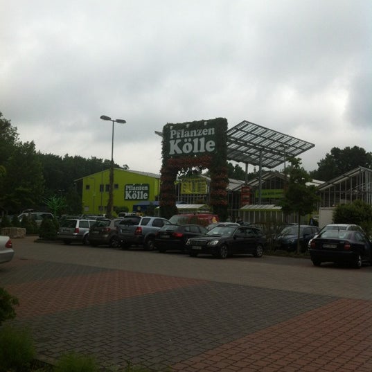 รูปภาพถ่ายที่ Pflanzen-Kölle โดย Sebastian P. เมื่อ 6/21/2012