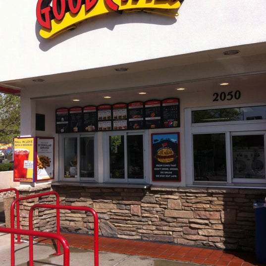 Foto diambil di Good Times Burgers &amp; Frozen Custard oleh Matt L. pada 4/12/2012