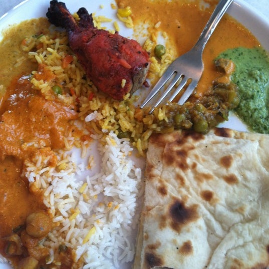 Foto tomada en Haveli Indian Restaurant  por Kate B. el 4/19/2012