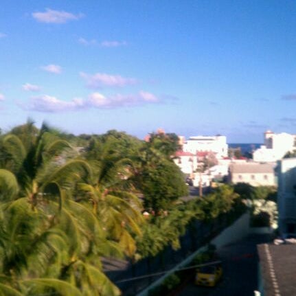 2/20/2012 tarihinde Brittainy D.ziyaretçi tarafından Coconut Court Beach Hotel'de çekilen fotoğraf