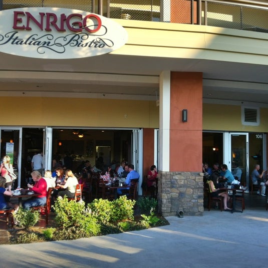 รูปภาพถ่ายที่ Enrigo Italian Bistro โดย Jimmy W. เมื่อ 6/8/2012