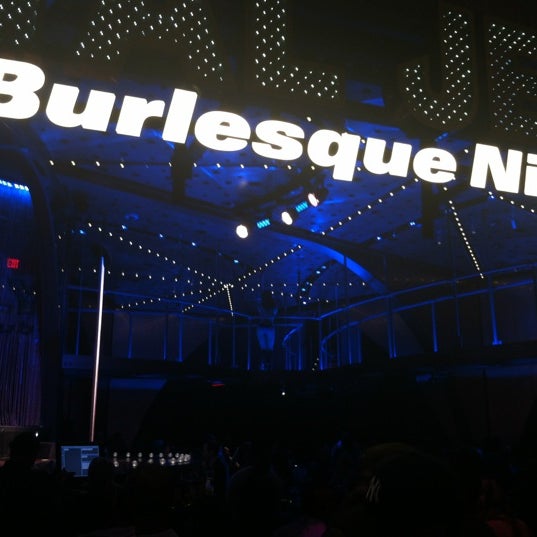 รูปภาพถ่ายที่ Ivan Kane&#39;s Royal Jelly Burlesque Nightclub โดย Gary T. เมื่อ 8/4/2012