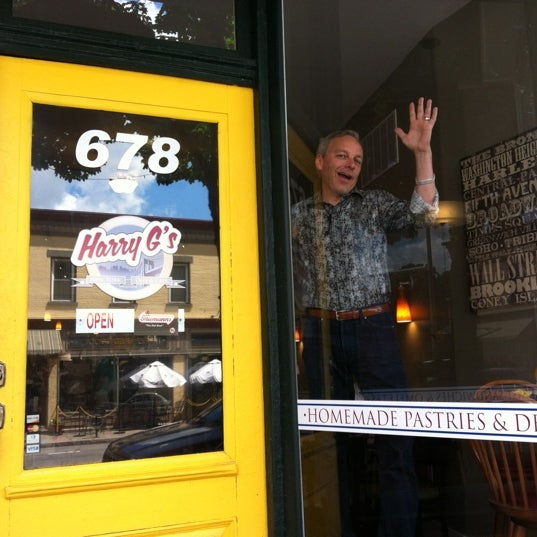 รูปภาพถ่ายที่ Harry G&#39;s New York Deli and Cafe โดย Jennifer C. เมื่อ 6/23/2012