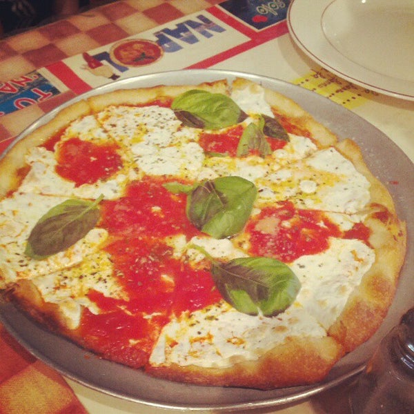Foto tirada no(a) Napoli Pizza &amp; Pasta por Peter R. em 6/7/2012