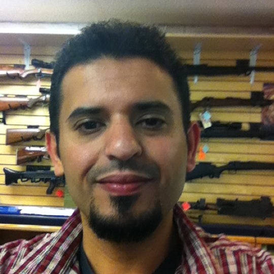 Das Foto wurde bei The Gun Store von Naser A. am 5/9/2012 aufgenommen