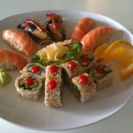 รูปภาพถ่ายที่ Blu Sushi โดย Jorma F. เมื่อ 3/17/2012