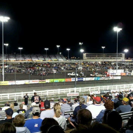รูปภาพถ่ายที่ Knoxville Raceway โดย Annie เมื่อ 8/9/2012