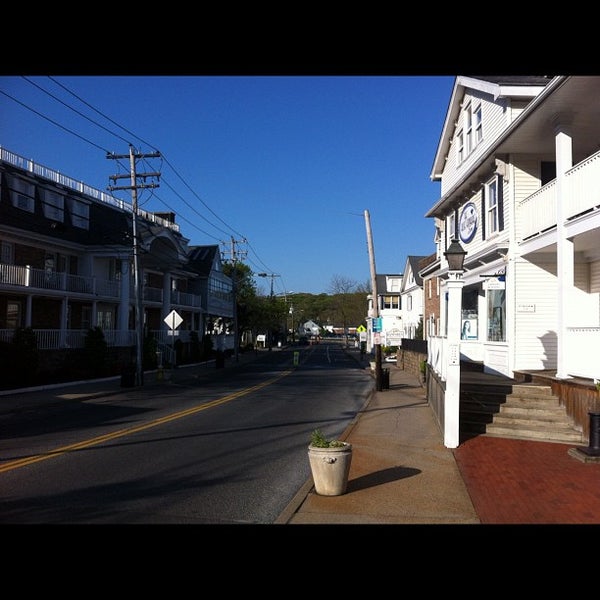รูปภาพถ่ายที่ Port Jefferson Village Center โดย Mark E. เมื่อ 4/25/2012