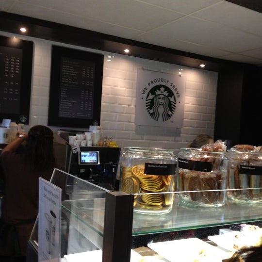 Foto scattata a Starbucks da Victor D. il 5/8/2012