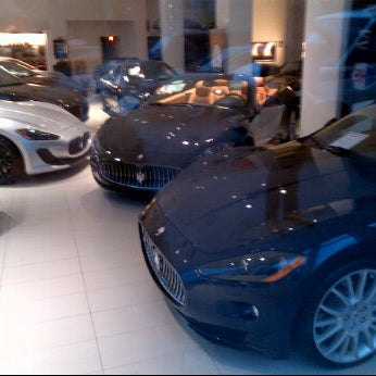 Das Foto wurde bei Maserati of Manhattan von CAROLINE A. am 7/31/2012 aufgenommen