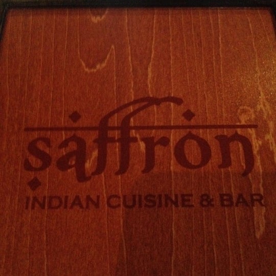 Foto tomada en Saffron Indian Cuisine &amp; Bar  por Lorelei F. el 4/3/2012