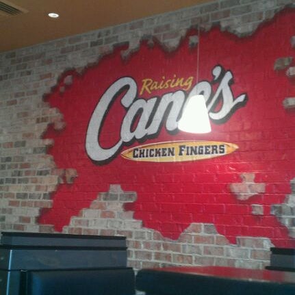 Foto tirada no(a) Raising Cane&#39;s Chicken Fingers por Casey B. em 4/25/2012