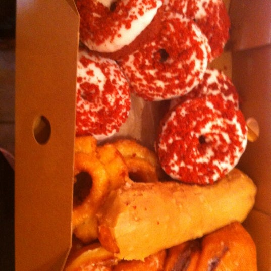 5/12/2012 tarihinde Jovan R.ziyaretçi tarafından Surfin Donuts'de çekilen fotoğraf