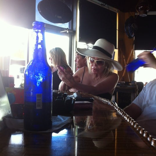 Foto tomada en The Dive Bar  por Stefanie🌴 el 9/8/2012