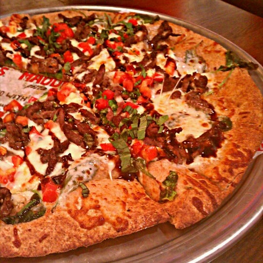 Foto scattata a Uncle Maddio&#39;s Pizza Joint da Sarah S. il 7/10/2012