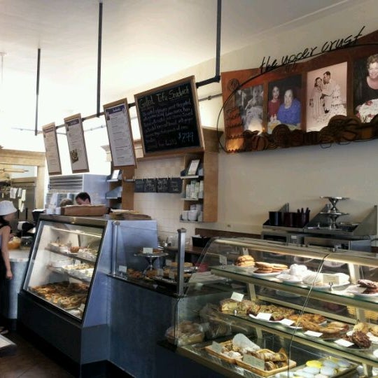 รูปภาพถ่ายที่ Upper Crust Bakery &amp; Eatery โดย Doug C. เมื่อ 4/9/2012