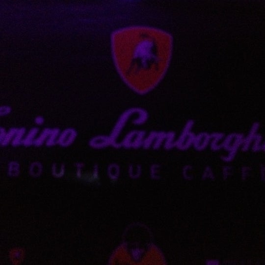 Das Foto wurde bei Tonino Lamborghini von Анастасия am 8/25/2012 aufgenommen