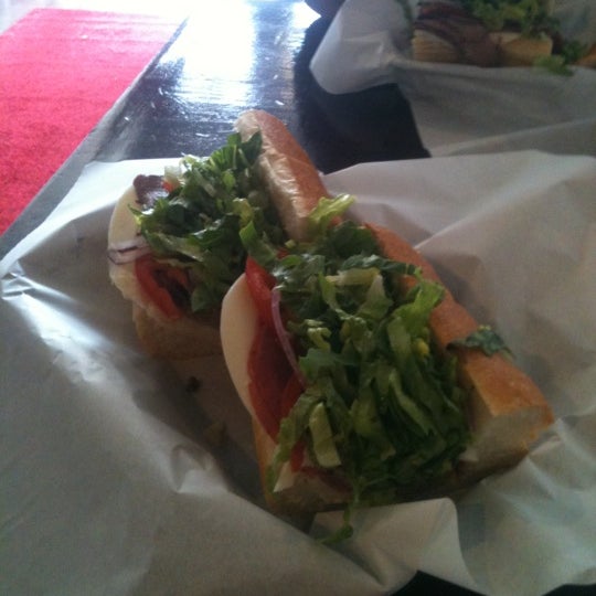 Foto diambil di Mr Lucky&#39;s Sandwiches oleh David B. pada 6/22/2012