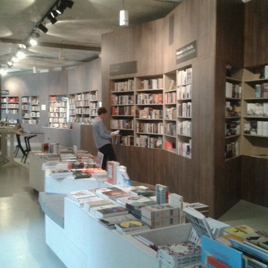 Das Foto wurde bei ocelot, not just another bookstore von Anett G. am 8/24/2012 aufgenommen