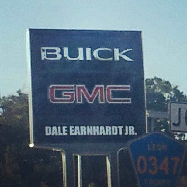 Снимок сделан в Dale Earnhardt Jr. Buick GMC Cadillac пользователем Joel M. 8/15/2012