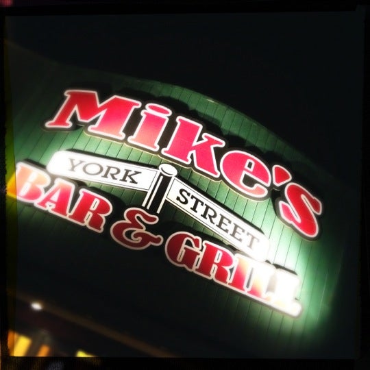 Снимок сделан в Mike&#39;s York Street Bar And Grill пользователем Josh G. 4/16/2012