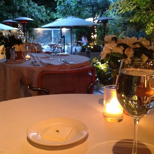 Foto diambil di Michael&#39;s Restaurant oleh Alexander L. pada 4/28/2012