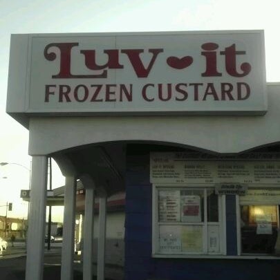 รูปภาพถ่ายที่ Luv-It Frozen Custard โดย Arthur K. เมื่อ 5/21/2012