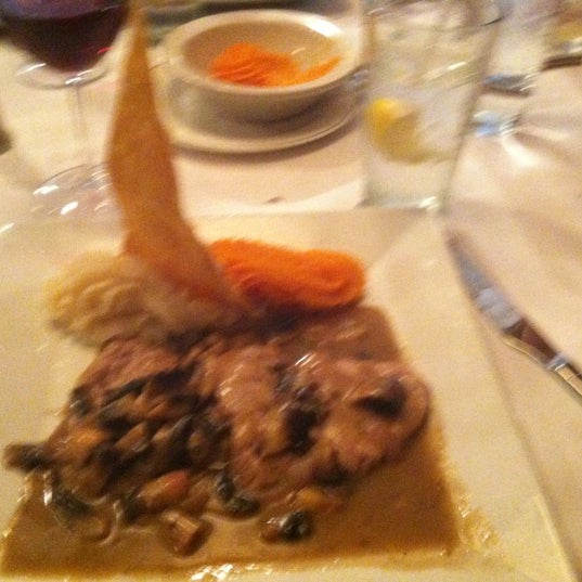 Das Foto wurde bei Columbia Inn Restaurant von Mateo c. am 7/13/2012 aufgenommen