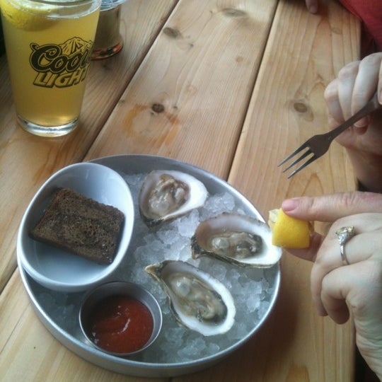 Raw bar serving local oysters and yummy beer on tap.