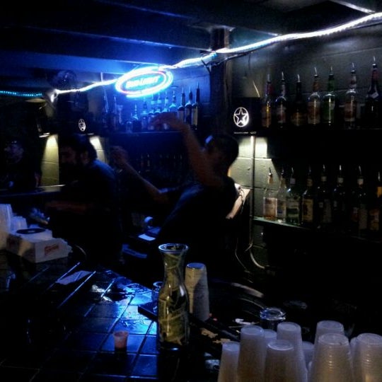 6/9/2012にMarq R.がCheers Shot Barで撮った写真