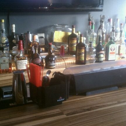 Foto diambil di Sangria&#39;s Bar / Grill / Lounge oleh Antonio pada 4/14/2012