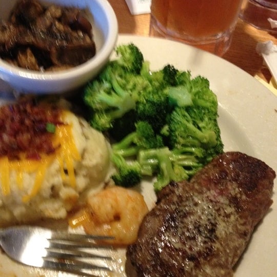 Photo taken at Chili&#39;s Grill &amp; Bar by Marliese S. on 6/23/2012