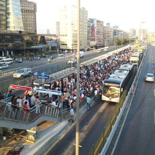 Marmara Park Metrobüs Durağı