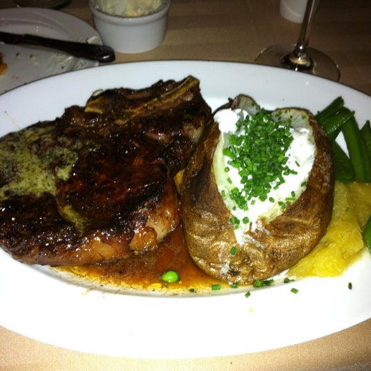 Foto tomada en Sterling&#39;s Seafood Steakhouse  por Linda P. el 5/6/2012