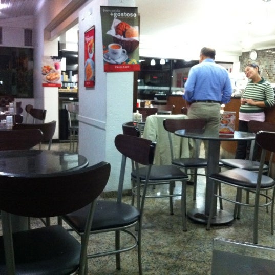 รูปภาพถ่ายที่ Fran&#39;s Café โดย Oscar F. เมื่อ 7/26/2011