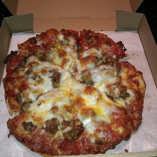 Снимок сделан в Gallucci&#39;s Pizzeria пользователем Tami K. 12/19/2011