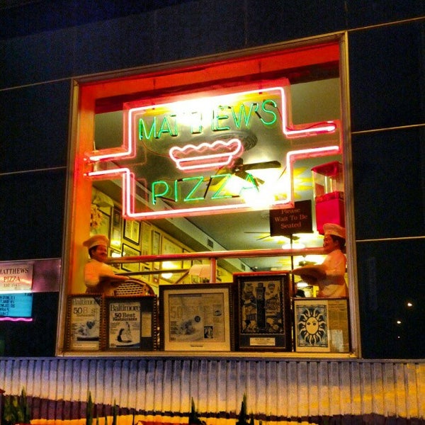 Foto tomada en Matthew&#39;s Pizza  por Dan P. el 5/20/2012