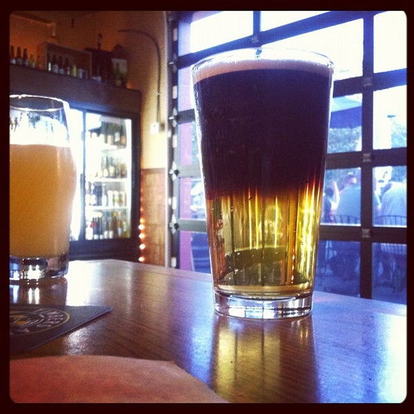 รูปภาพถ่ายที่ Bushwhacker Cider โดย Manny เมื่อ 8/4/2012