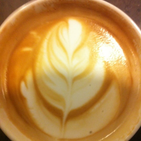 Снимок сделан в The Coffee Bean &amp; Tea Leaf пользователем Phill L. 2/29/2012