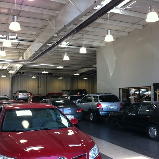 Fort's Toyota of Pekin Car Dealership in North Pekin