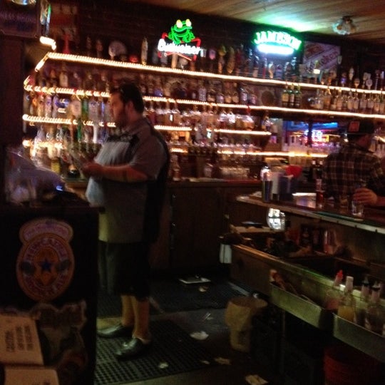 Das Foto wurde bei Old Tavern Bar &amp; Grill von Carmen R. am 4/29/2012 aufgenommen