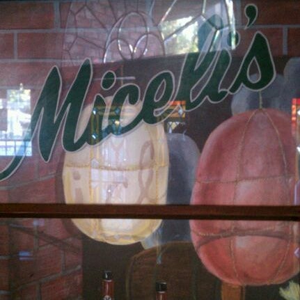 รูปภาพถ่ายที่ Miceli&#39;s Italian Restaurant โดย Jim R. เมื่อ 10/2/2011