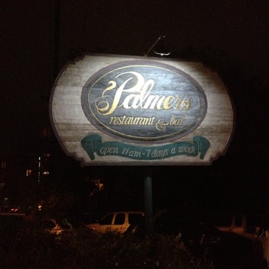 Foto tomada en Palmer&#39;s Restaurant, Bar, &amp; Courtyard  por shawn r. el 12/4/2011
