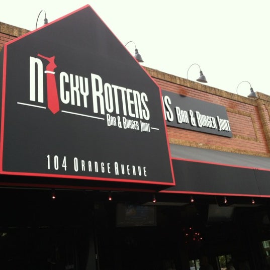 รูปภาพถ่ายที่ Nicky Rottens Bar &amp; Burger Joint โดย Gerri-Lynn F. เมื่อ 10/25/2011