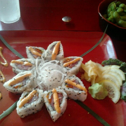 Снимок сделан в Bento Asian Kitchen &amp; Sushi пользователем Justin N. 7/7/2012